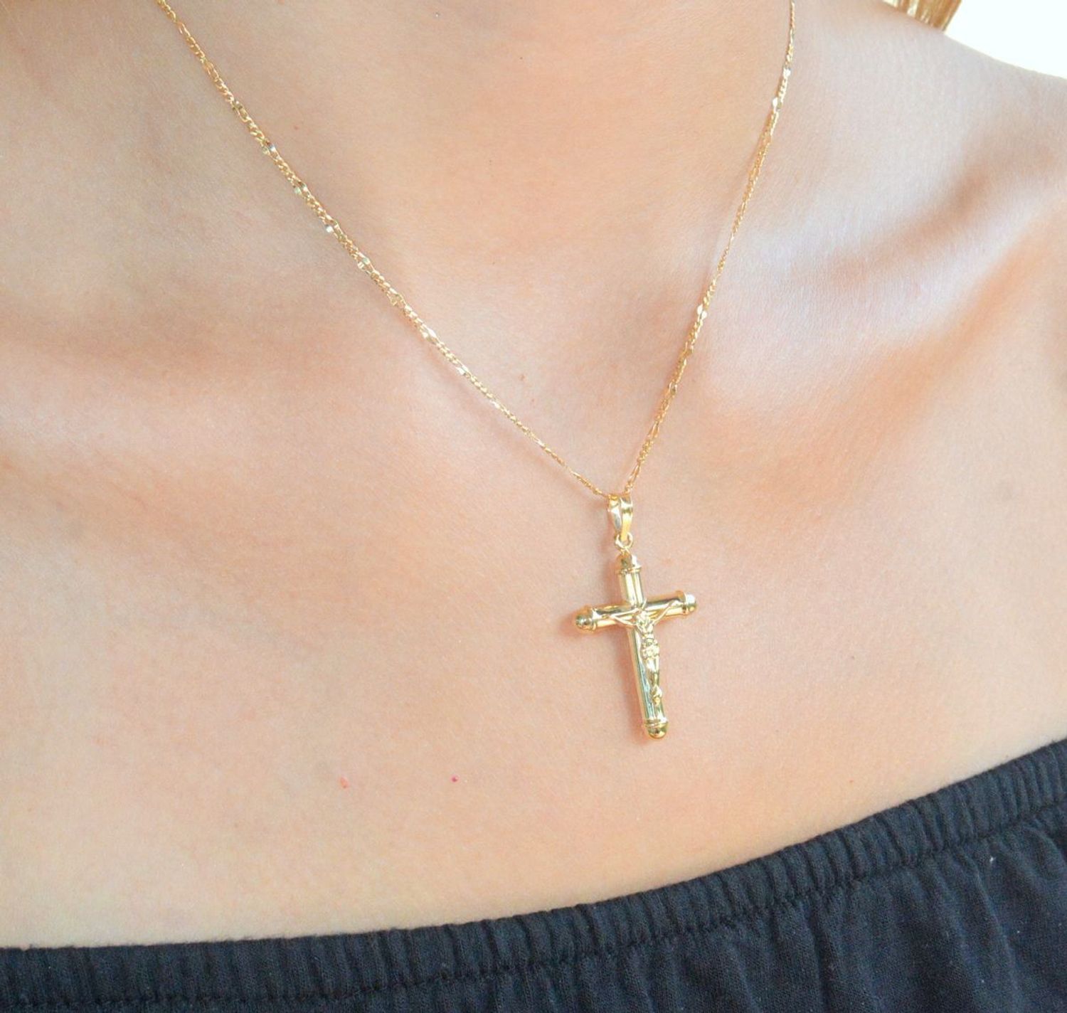 Złota zawieszka 375 krzyżyk z wizerunkiem Jezusa ZA 5545 375. Złota zawieszka krzyżyk. Złoty krzyżyk damski, męski. Zawieszka krzyżyk z wizerunkiem Jezusa. Złoty krzyżyk idealny na prezent (2).jpg